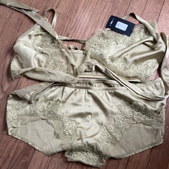 FashionNova Sage green 1X/2X PJ top set. Ties? Lace. Adjustable straps. NWT - Picture 7 of 8